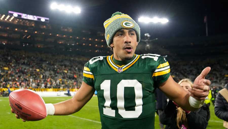 GREEN BAY, WISCONSIN - DECEMBER 03: Jordan Love #10 of the Green Bay Packers celebrates defeating the Kansas City Chiefs 27-19 at Lambeau Field on December 03, 2023 in Green Bay, Wisconsin. (Photo by Patrick McDermott/Getty Images)